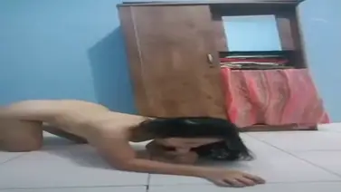 Aksi Cewek Cantik Ngemut Dildo Di Lantai Kamar Kost poster