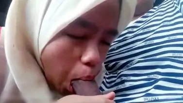 Bokep Indo Jilbab Sepongin Ayang di Dalam Mobil poster