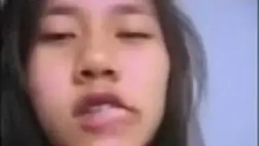 Dokumentasi Gadis Behel Cantik Bersantai Kasur poster