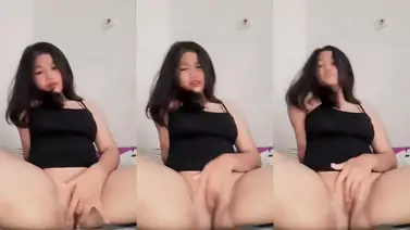 Dokumentasi Gadis Cantik Bersantai Di Kasur poster
