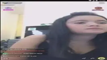 Dokumentasi Gadis Cantik Live Bersantai Kasur poster