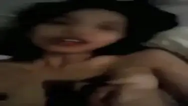 Gadis Cantik Pasrah Goyang Atas Kasur Crot poster
