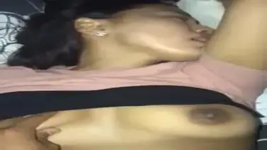 Gadis Cantik Pasrah Goyang Kasur Hot poster