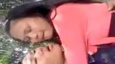 Gadis Cantik Pasrah Goyang Kasur Kebun Sawit poster