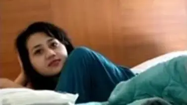 Mahasiswi Dewi Cantik Pasrah Goyang Kasur poster