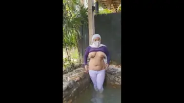 Ngentot STW Basah Kuyup di Pemandian Sampai Jerit Hot poster
