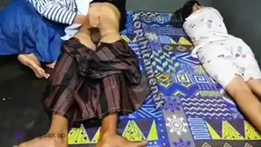 Tante Istri Cantik Pasrah Goyang Kasur Rumah poster