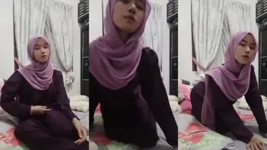 Ukhti Hijab Cantik Bersantai Di Kasur Pink poster