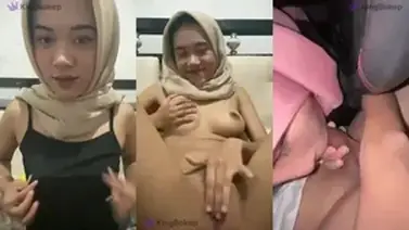 Ukhti Hijab Cantik Pasrah Goyang Kasur Ayang poster
