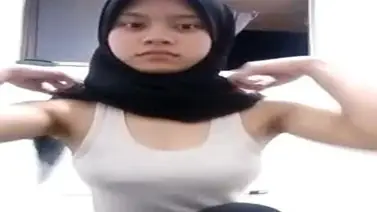 Ukhti Hijab Mulus Cantik Pasrah Kasur Peraduan poster