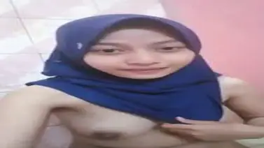 Ukhti Melly Hijab Cantik Part 1 Bersantai Kasur poster